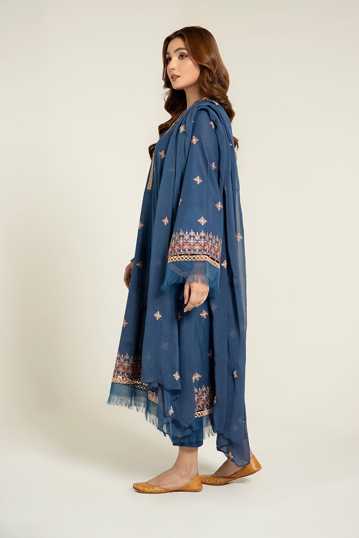 EMBROIDERED LAWN 3 PCS (UNSTITCHED)