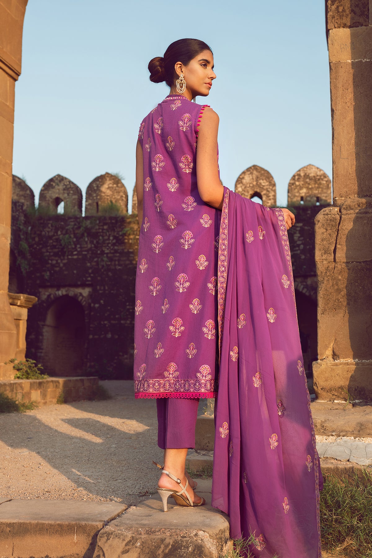 EMBROIDERED  KARANDI LAWN 3PCS