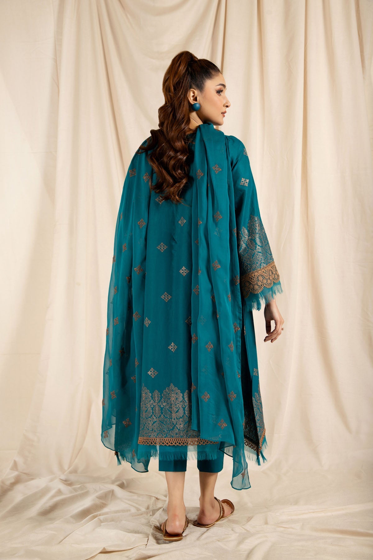 EMBROIDERED LAWN 3 PCS (UNSTITCHED)