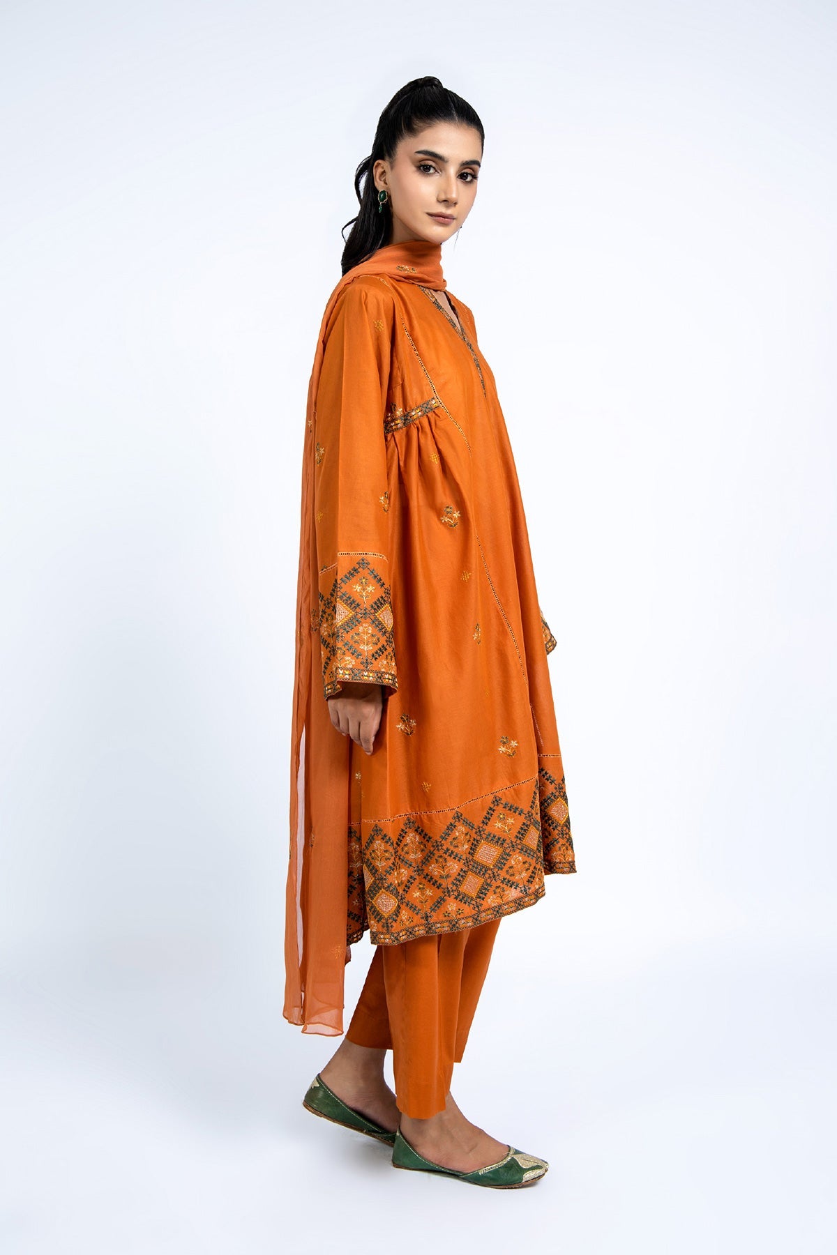 EMBROIDERED LAWN 3 PCS (UNSTITCHED)