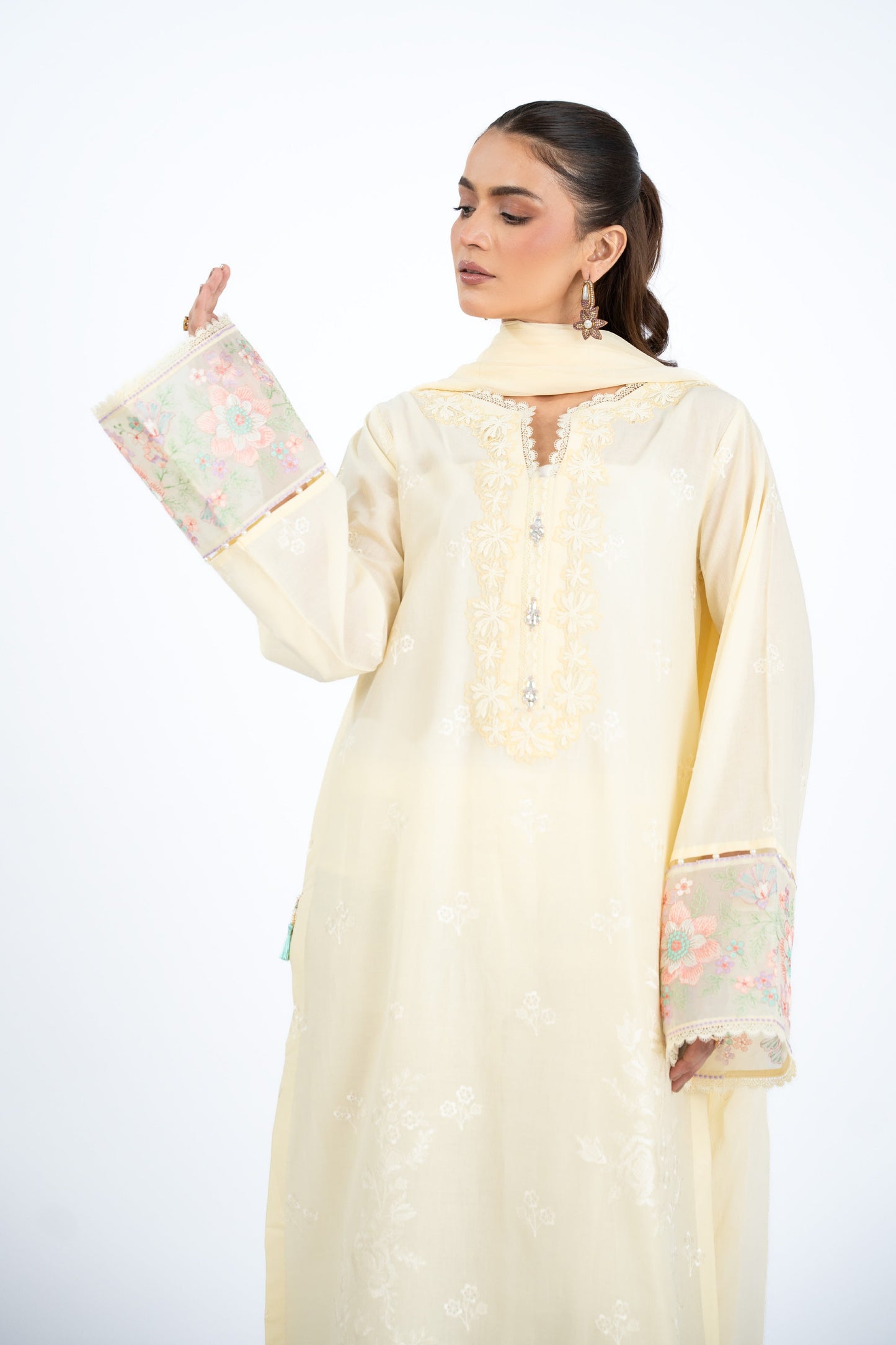 EMBROIDERED LAWN 3 PCS (UNSTITCHED)