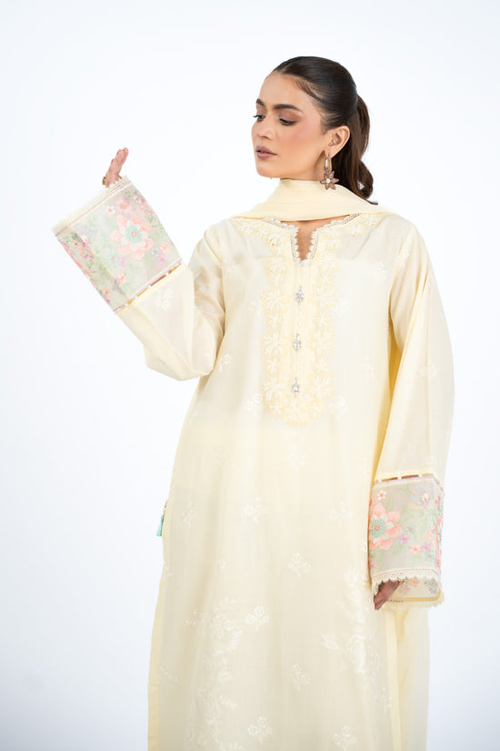 EMBROIDERED LAWN 3 PCS (UNSTITCHED)