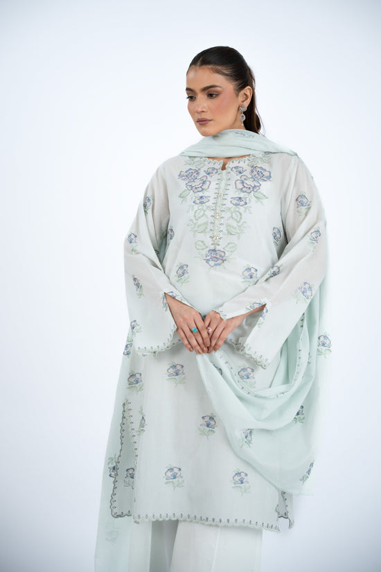 EMBROIDERED LAWN 3 PCS (UNSTITCHED)